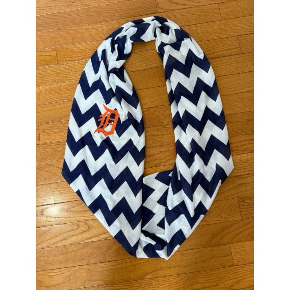 Detroit Tigers Blue & White Chevron Embroidered Infinity Scarf
